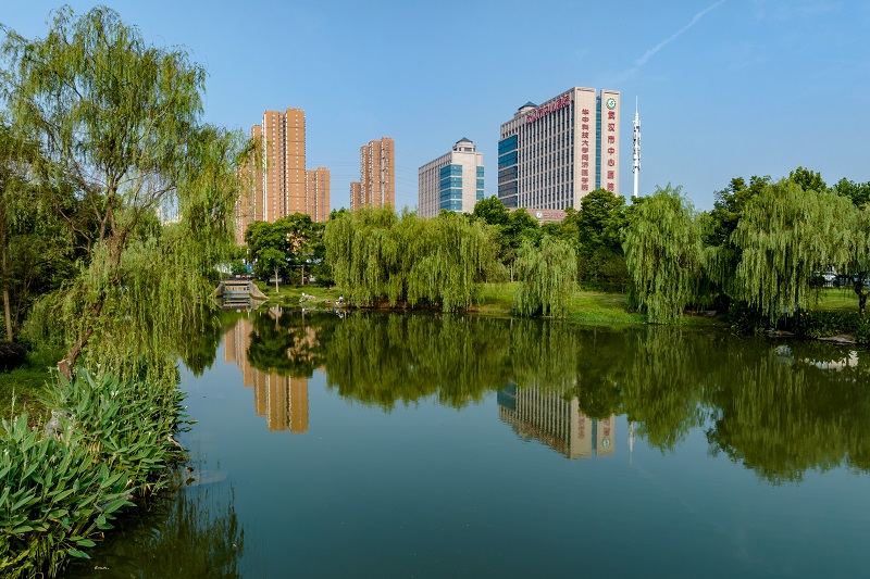05 沿高铁之翼、东湖之滨崛起一座全新的大型三甲医院——武汉市中心医院杨春湖院区。.jpg